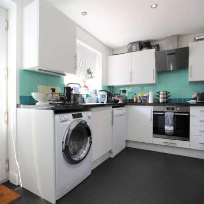 2 bedroom property to rent in London - Photo 1