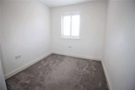 Lancaster Close, Castle Hill, Ebbsfleet Valley, Swanscombe, DA10 - Photo 2