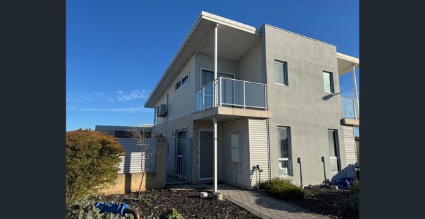 Modern Townhouse in Prime Location - Photo 1