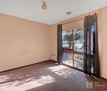 Beautifully Presented Family Home in Prime Melton West Location! - Photo 2