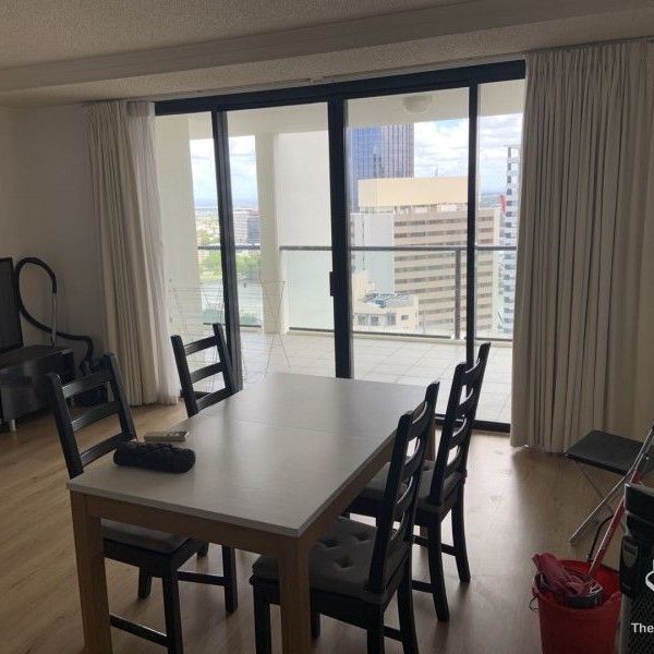 Spacious bedroom in a SHARED unit with splendid view - Photo 1