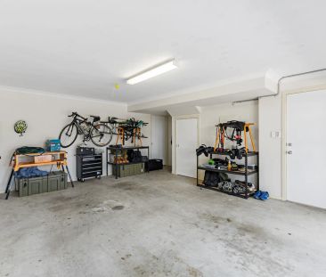 3 level townhouse with city views - Photo 1