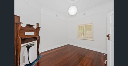 Quirky Shenton Park character home with arty attic, cosy atrium extension and relaxed beachy vibes - Photo 3