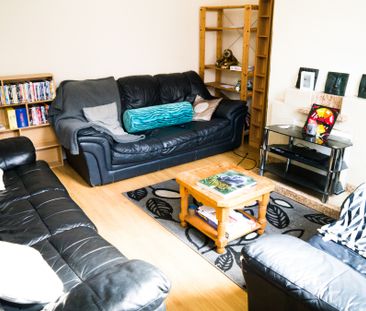 2 Bedroom Terraced House - Photo 2