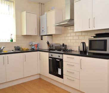 1 bedroom Flat To Let - Photo 2