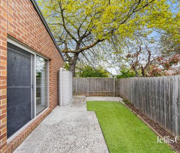 Townhouse close to everything! - Photo 3