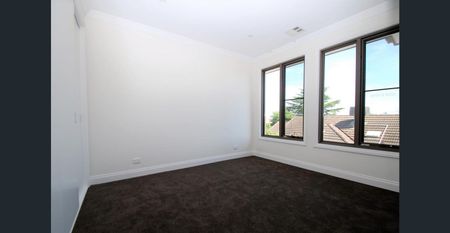 Stunning Family Home in Malvern East - Photo 2