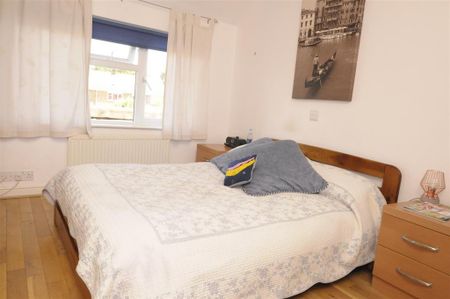 4 bedroom semi-detached house to rent - Photo 3