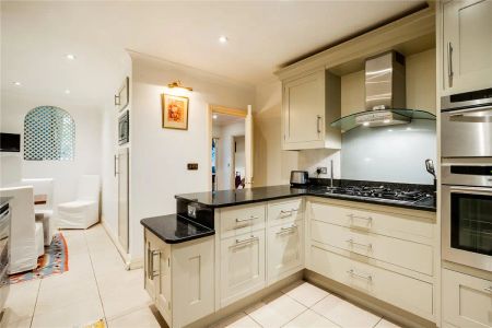 3 bedroom flat in South Kensington - Photo 4