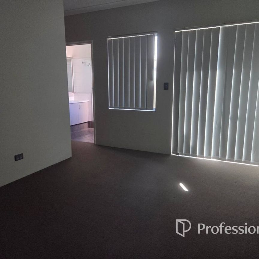 Family living close to beach and city - Photo 1