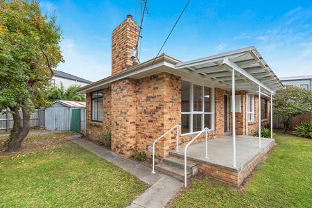 3 Bedroom Family Home in the Valkstone Primary & McKinnon Secondary School Zones! - Photo 5