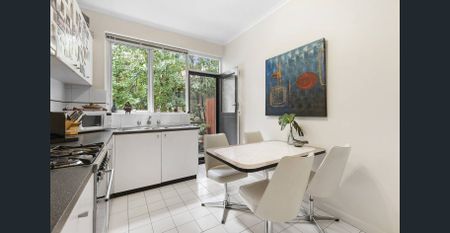 Bright Two Bedroom in Prime Position - Photo 2