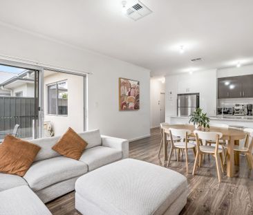 Contemporary Courtyard Home - Photo 3