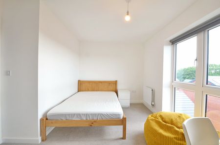 5 Bed Semi-Detached House, Clover Way, BS34 - Photo 3