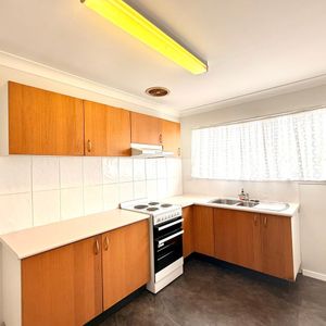 NESTLED IN A QUITE LOCATION, MINUTES FROM BLACKTOWN CBD! - Photo 2