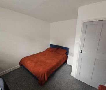1 bedroom in a flat share to rent - Photo 3