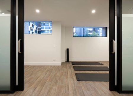 Courtyard Two Bedroom Apartment - Photo 3