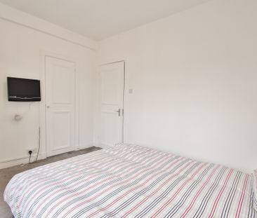 Latymer Court, Hammersmith Road, Hammersmith, London, W6 - Photo 4