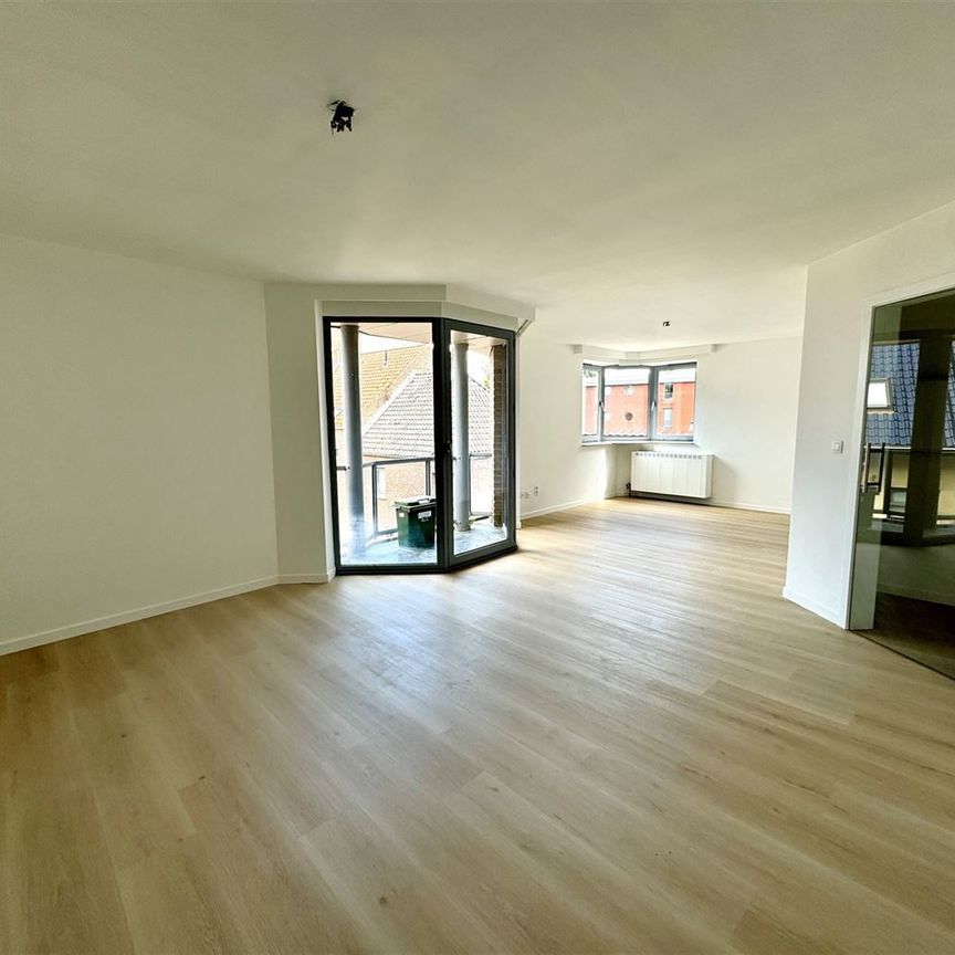 Gerenoveerd 2-slaapkamer appartement met terrasje op een toplocatie nabij de Markt van Maaseik. - Photo 1