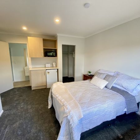 Modern 1-Bedroom Studio Room Available for Rent in Hamilton East – $270 per Week Discover comfortable and convenient living in this well-maintained studio room, located in the sought-after suburb of Hamilton East, 3216. - Photo 3