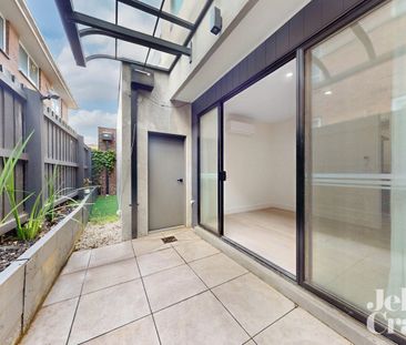 Modern 4-Bedroom Townhouse in the Heart of Vibrant Carnegie - Photo 4