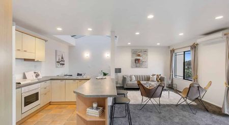 Stylish 3-Bedroom Townhouse in Heart of Newmarket – DGZ! - Photo 2