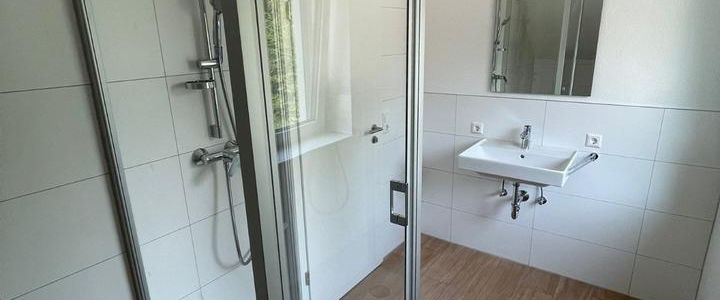 Schöne 3 Zimmer Wohnung mit Parkplatz, Balkon und Garten - Foto 1