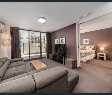 Spacious Furnished Apartment with Private Courtyard - Photo 5