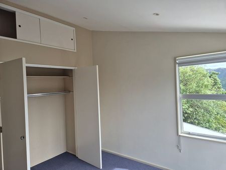 Sunny 4BR Wadestown Haven with Views! - Photo 5