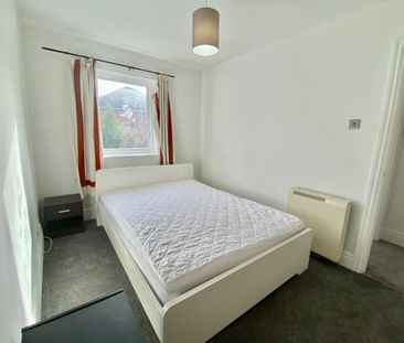 2 bedroom Flat To Let - Photo 3