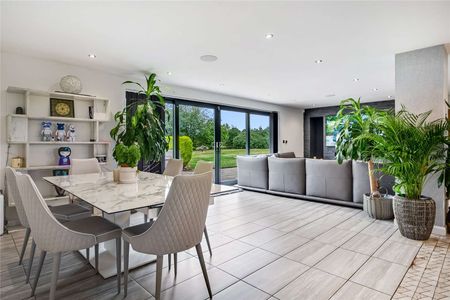 An exceptional architect designed residence set within a 0.75 acre plot, enjoying far-reaching countryside views and offering 3156 sq ft of contemporary living through. - Photo 5