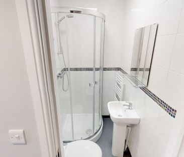 Sociable Home Steps from Tesco & IKEA - Photo 5