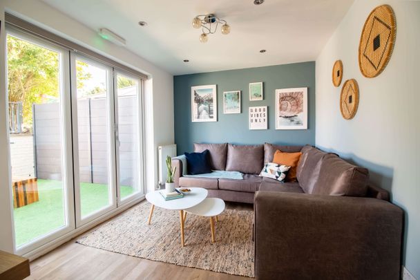 Amazing house share in Frimley for working professionals! Room 3 - Photo 1