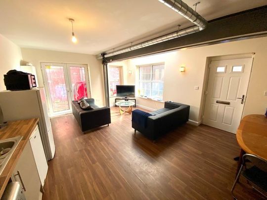 4 bedroom terraced house to rent - Photo 1