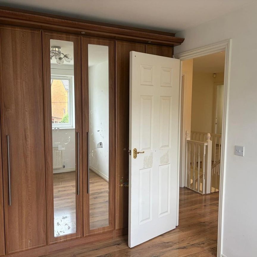 4 bedroom Detached house to let - Photo 1