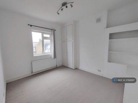 1 bedroom in a flat share to rent - Photo 3