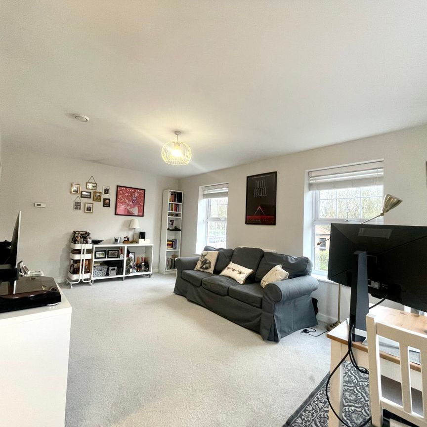 Redshank Crescent, Chineham, RG24 - Photo 1