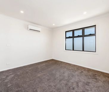 Near new townhouse in a great location - Photo 4