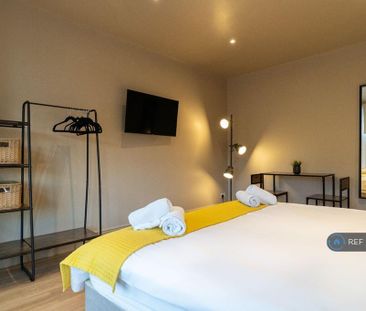 3 bedroom flat to rent - Photo 6