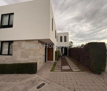 El Refugio. Casa en esquina con cuarto de TV y 4 recámaras con 1 en... - Photo 5
