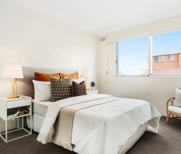 Spacious 2 bedroom apartment with ocean views - Photo 2