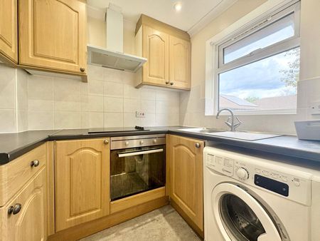 Wellesley Close, Ash Vale, GU12 - Photo 3