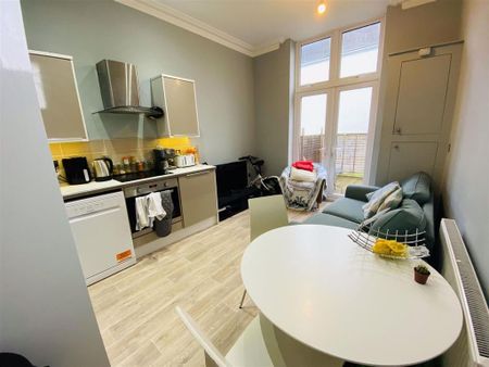 2 bedroom flat to rent - Photo 2
