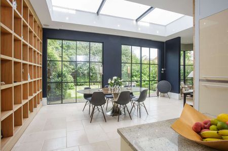 An exceptional six bedroom double fronted house in this sought after location overlooking Barnes Common. - Photo 4