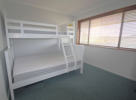 Fully Furnished Top-Floor 2-Bedroom Apartment! - Photo 4