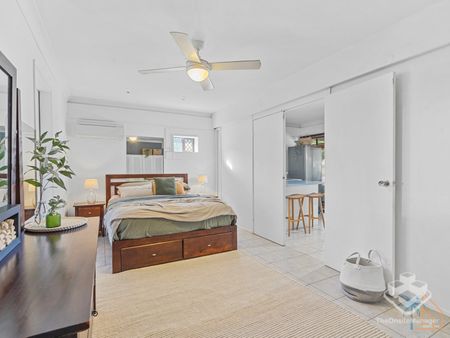 Corner Block Home with Dual Frontage & Separate Guest Retreat - Photo 5