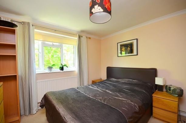Room in a Shared Flat, Burton House, SE16 - Photo 1