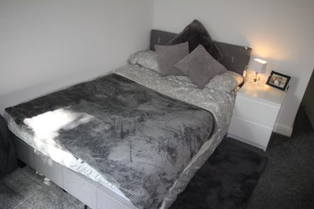 3 bedroom flat to rent - Photo 2
