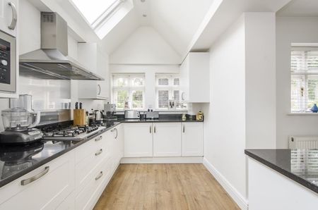 5 bedroom semi-detached house to rent - Photo 2