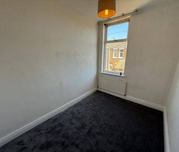 2 bedroom end of terrace house to rent - Photo 2